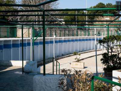 Vanta un centinaio di cabine, una piscina situata su un piano rialzato e un tratto di costa con un fondale parzialmente sabbioso